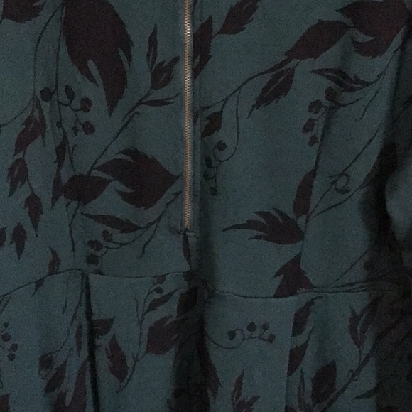 Like new Ladies Green Long Sleeve Blouse, Top 1X - Picture 3 of 3